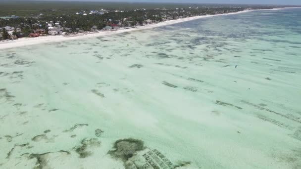 Matala vuorovesi meressä lähellä rannikkoa Zanzibar saari, Tansania — kuvapankkivideo