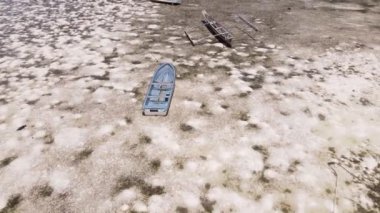 Okyanus, Tanzanya 'nın Zanzibar adası kıyısında gelgit yaşıyor.