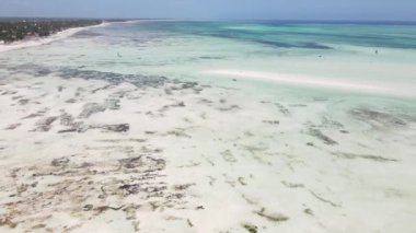 Okyanus, Tanzanya 'nın Zanzibar adası kıyısında gelgit yaşıyor.