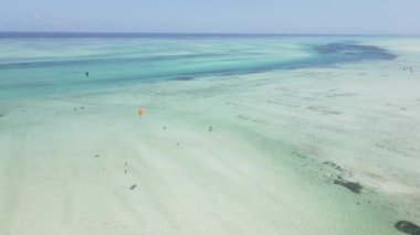 Tanzanya 'nın Zanzibar kıyısında uçurtma.