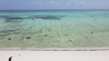 Tanzanya 'nın Zanzibar kıyısında uçurtma.