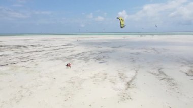 Tanzanya 'nın Zanzibar kıyısında uçurtma.