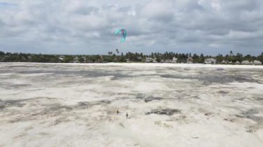 Tanzanya 'nın Zanzibar kıyısında uçurtma.