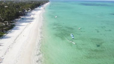 Tanzanya 'nın Zanzibar kıyısında uçurtma.