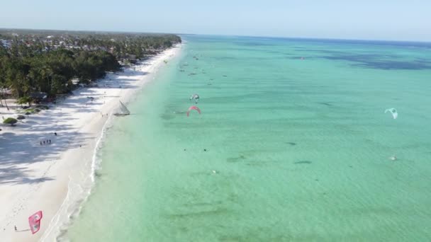 Kitesurfen bij de kust van Zanzibar, Tanzania — Stockvideo