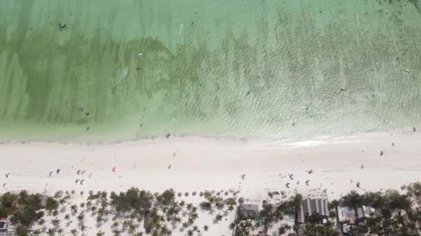 Kitesurfing u břehu Zanzibaru, Tanzanie — Stock video