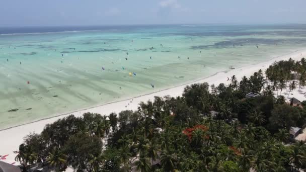 Kitesurfing nad brzegiem Zanzibaru, Tanzania — Wideo stockowe