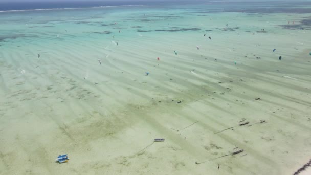 Kitesurfen in der Nähe der Küste von Sansibar, Tansania — Stockvideo