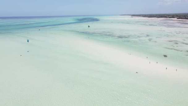 Tanzanya 'nın Zanzibar kıyısında uçurtma. — Stok video