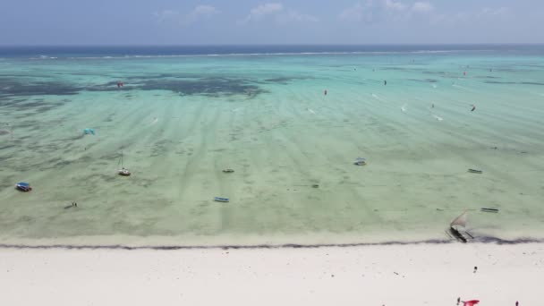 Kitesurf près du rivage de Zanzibar, Tanzanie — Video