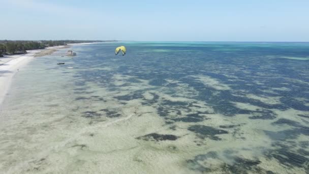 Kitesurfen bij de kust van Zanzibar, Tanzania — Stockvideo