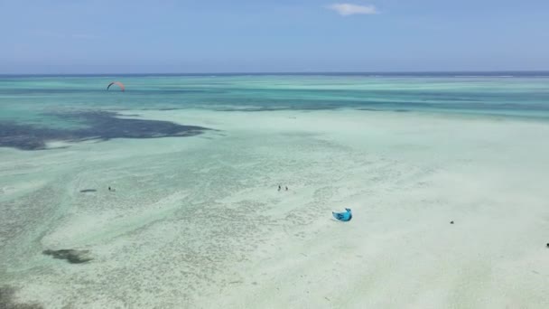 Kitesurfing κοντά στην ακτή της Ζανζιβάρης, Τανζανία — Αρχείο Βίντεο