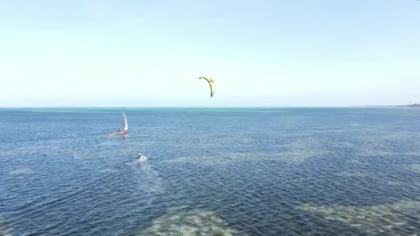 Kitesurf perto da costa de Zanzibar, na Tanzânia — Vídeo de Stock