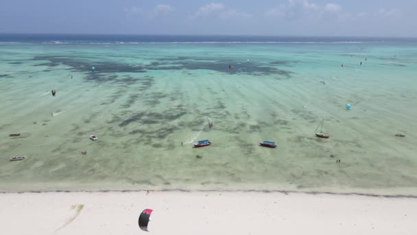 坦桑尼亚桑给巴尔海岸附近的风筝冲浪 — 图库视频影像