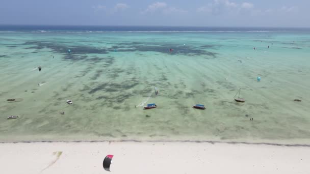 Kitesurfen bij de kust van Zanzibar, Tanzania — Stockvideo