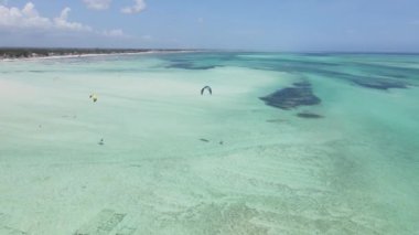 Tanzanya 'nın Zanzibar kıyısında uçurtma.