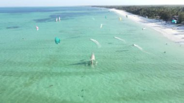 Tanzanya 'nın Zanzibar kıyısında uçurtma.