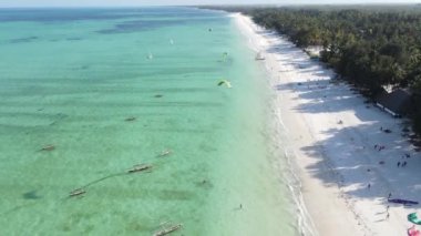Tanzanya 'nın Zanzibar kıyısında uçurtma.