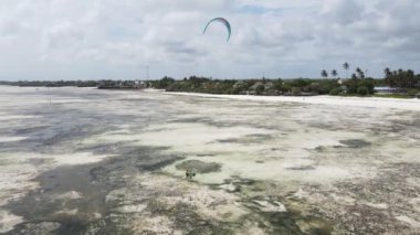 Tanzanya 'nın Zanzibar kıyısında uçurtma.
