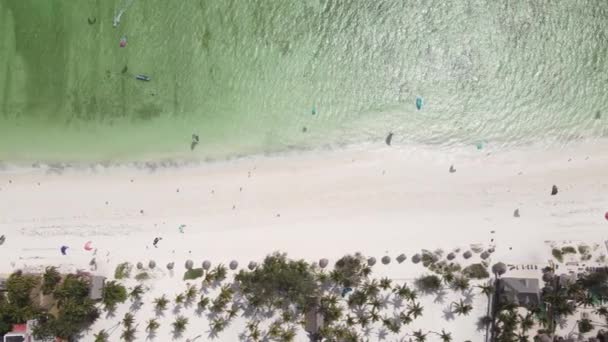 Kitesurfing nära stranden av Zanzibar, Tanzania — Stockvideo