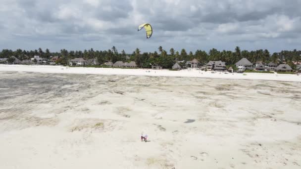 Kitesurf cerca de la orilla de Zanzíbar, Tanzania — Vídeos de Stock