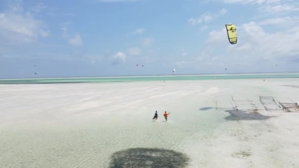 Kitesurfen bij de kust van Zanzibar, Tanzania — Stockvideo