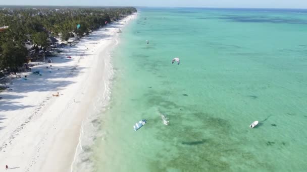 Kitesurfen bij de kust van Zanzibar, Tanzania — Stockvideo