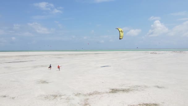 Kitesurfing κοντά στην ακτή της Ζανζιβάρης, Τανζανία — Αρχείο Βίντεο