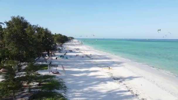 Kitesurf perto da costa de Zanzibar, na Tanzânia — Vídeo de Stock