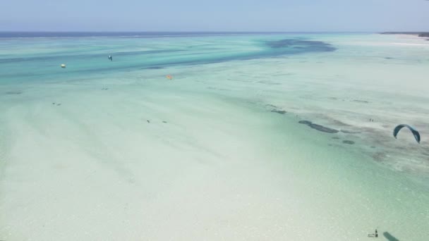 タンザニア、ザンジバルの海岸近くのカイトサーフィン — ストック動画