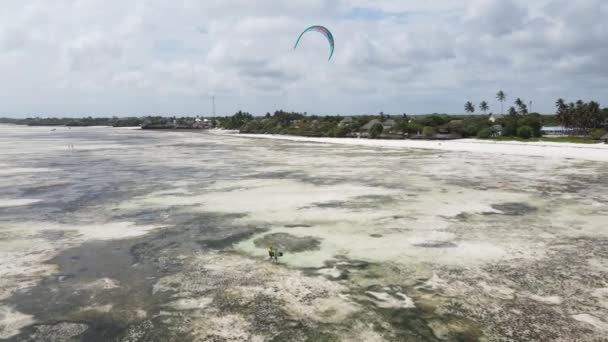 Kitesurfing κοντά στην ακτή της Ζανζιβάρης, Τανζανία — Αρχείο Βίντεο
