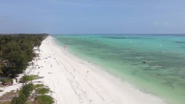 Kitesurfen bij de kust van Zanzibar, Tanzania — Stockvideo