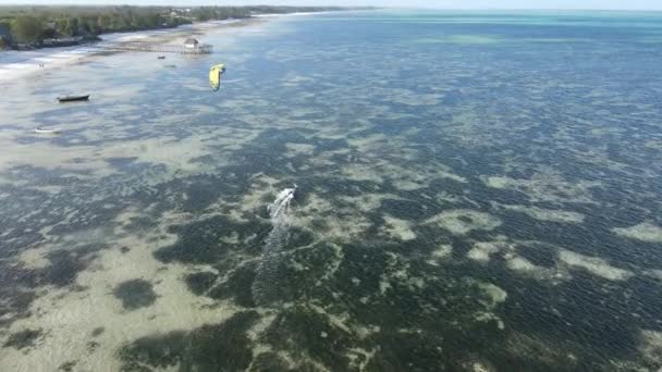 Kitesurf vicino alla riva di Zanzibar, Tanzania — Video Stock