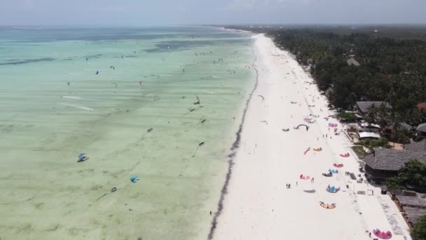 Kitesurfing nära stranden av Zanzibar, Tanzania — Stockvideo