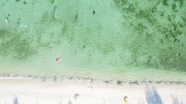 Okyanusta tekneler Tanzanya 'nın Zanzibar kıyısında.