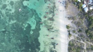 Okyanusta tekneler Tanzanya 'nın Zanzibar kıyısında.