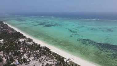 Okyanusta tekneler Tanzanya 'nın Zanzibar kıyısında.