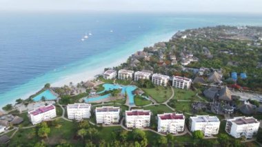 Okyanusta tekneler Tanzanya 'nın Zanzibar kıyısında.