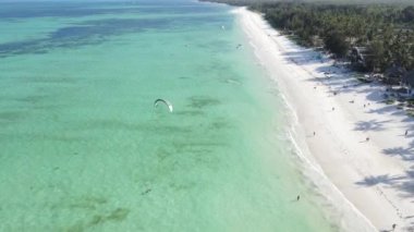 Tanzanya 'nın Zanzibar kıyısındaki bir teknenin okyanus manzarası.