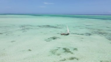 Tanzanya 'nın Zanzibar kıyısındaki bir teknenin okyanus manzarası.
