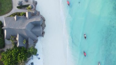 Okyanusta tekneler Tanzanya 'nın Zanzibar kıyısında.