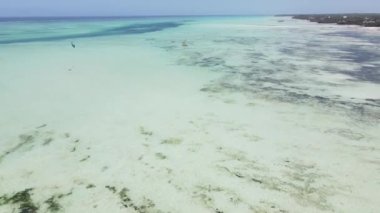 Tanzanya 'nın Zanzibar kıyısındaki bir teknenin okyanus manzarası.