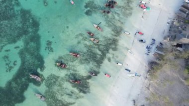 Tanzanya, Zanzibar 'ın kıyı manzarası - kıyıya yakın tekneler