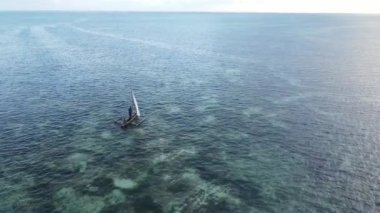 Tanzanya 'nın Zanzibar kıyısındaki bir teknenin okyanus manzarası.