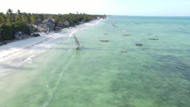 Okyanusta tekneler Tanzanya 'nın Zanzibar kıyısında.