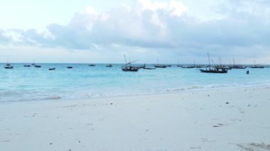 Tanzanya, Zanzibar 'ın kıyı manzarası - kıyıya yakın tekneler