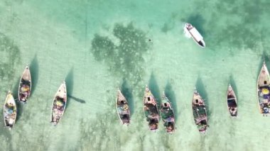 Zanzibar, Tanzanya - kıyıya yakın okyanus sularındaki tekneler