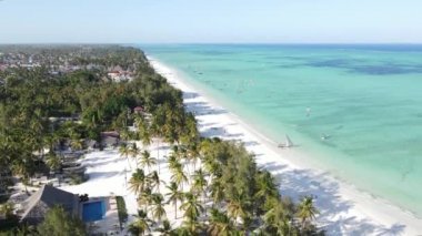 Okyanusta tekneler Tanzanya 'nın Zanzibar kıyısında.