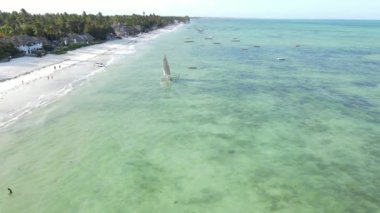 Tanzanya, Zanzibar 'ın kıyı manzarası - kıyıya yakın tekneler