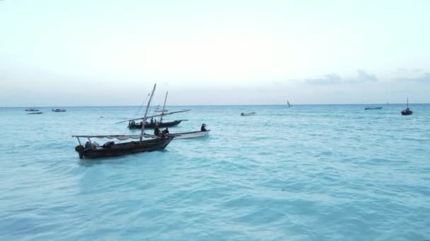 Lodě v oceánu u pobřeží Zanzibaru, Tanzanie — Stock video
